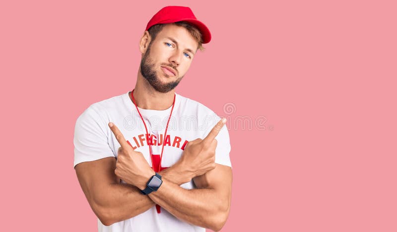 Un joven caucásico con una camiseta de salvavidas con un silbato señalando a ambos lados con los dedos en diferentes direcciones imagen de archivo libre de regalías