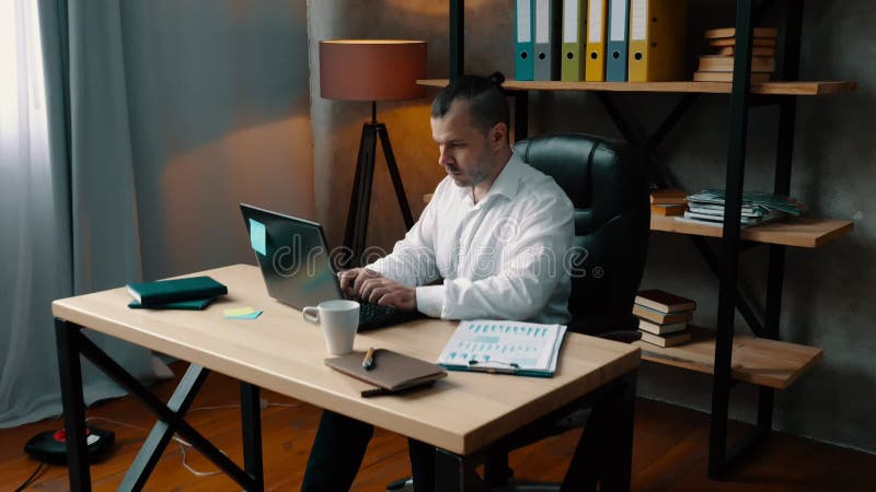 Un joven empresario está escribiendo en una laptop. trabajo de oficina.