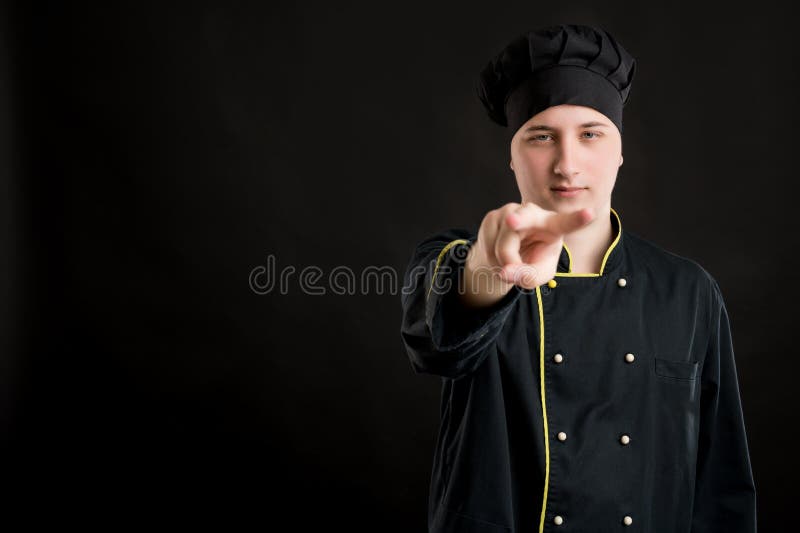 Un Joven Vestido Con Un Traje De Chef Negro Que Te Vigila Imagen de archivo - Imagen espacio, publicidad: 188181697