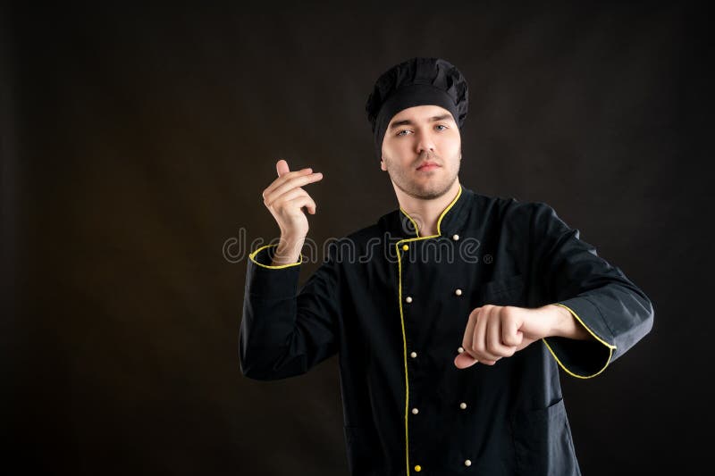 Un Joven Vestido Con Un Traje De Chef Que Muestra Que El Tiempo Es Dinero Foto de archivo - Imagen de hombre, profesional: 197446022