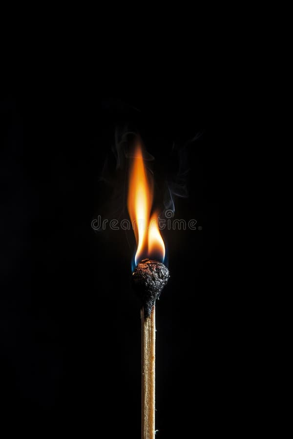 Un juego prácticamente extinguido en un fondo negro oscuro. ilustración del vector
