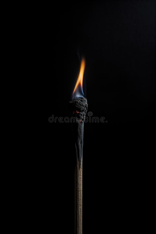 Un juego prácticamente extinguido en un fondo negro oscuro. libre illustration