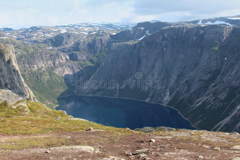Un lac est entouré les montagnes photographie stock Un lac est entouré les montagnes photographie stock