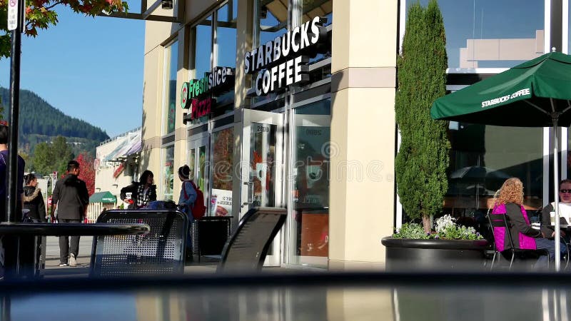 Un lado de la gente que bebe el café de Starbucks