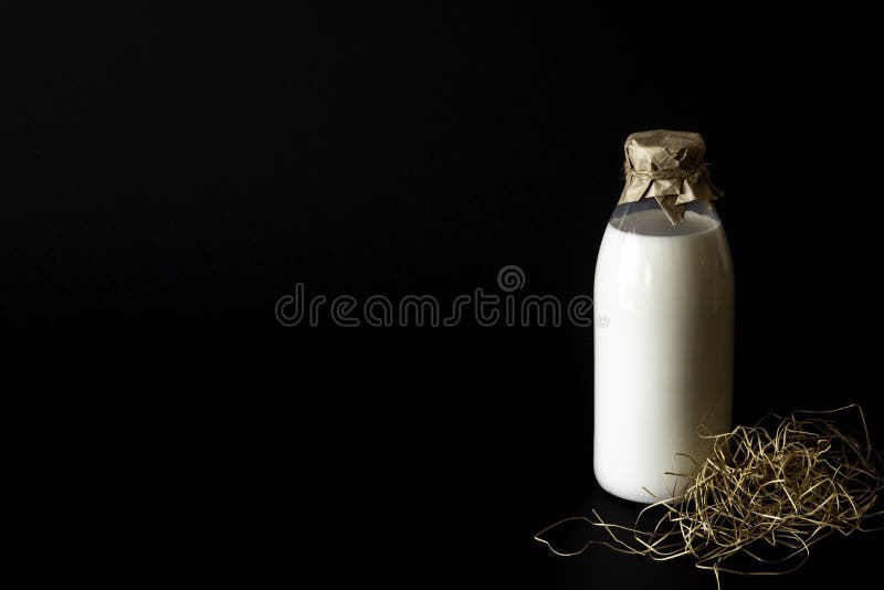 Un lait de bouteille sur un fond noir photographie stock Un lait de bouteille sur un fond noir photographie stock