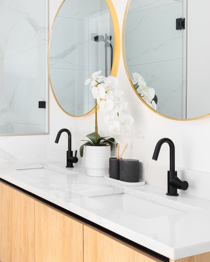 Un Lavabo Con Griferia Negra Y Vitroceramica. Imagen de archivo Imagen de casero circular 270965419