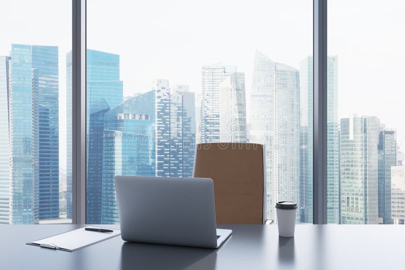 Un lieu de travail dans un bureau panoramique moderne avec la vue de Singapour Une table grise, chaise en cuir brune image libre de droits Un lieu de travail dans un bureau panoramique moderne avec la vue de Singapour Une table grise, chaise en cuir brune image libre de droits