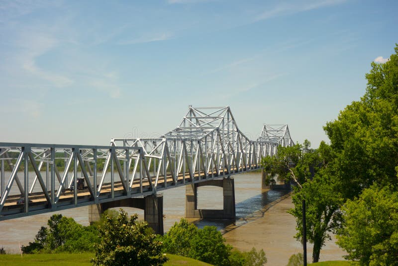 Un long pont enjambant une rivière large aux Etats-Unis image stock Un long pont enjambant une rivière large aux Etats-Unis image stock