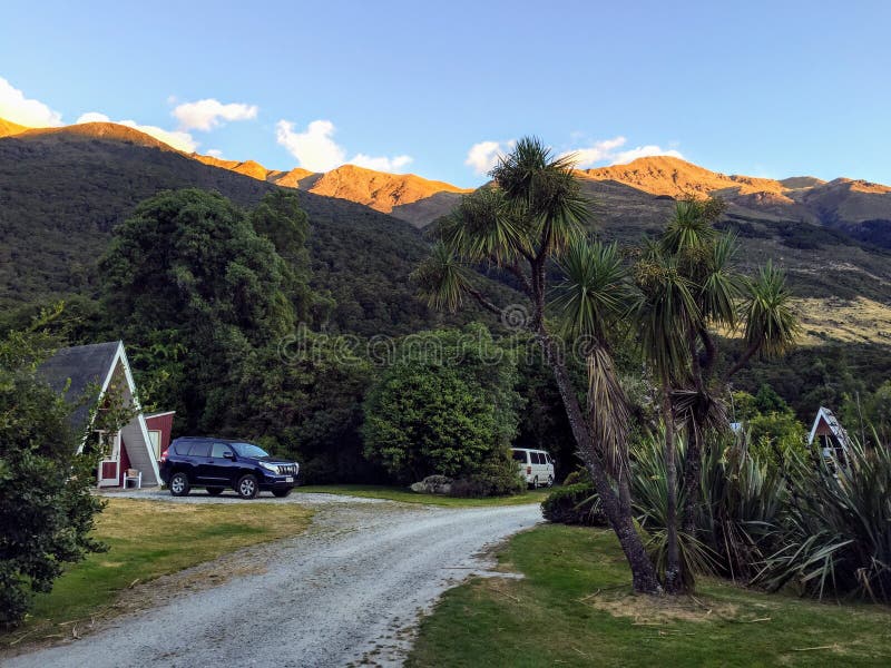 Un lugar interesante y remoto a las vacaciones fuera de Makarora con las montañas de Makarora que brillan en el fondo fotografía de archivo libre de regalías Un lugar interesante y remoto a las vacaciones fuera de Makarora con las montañas de Makarora que brillan en el fondo fotografía de archivo libre de regalías