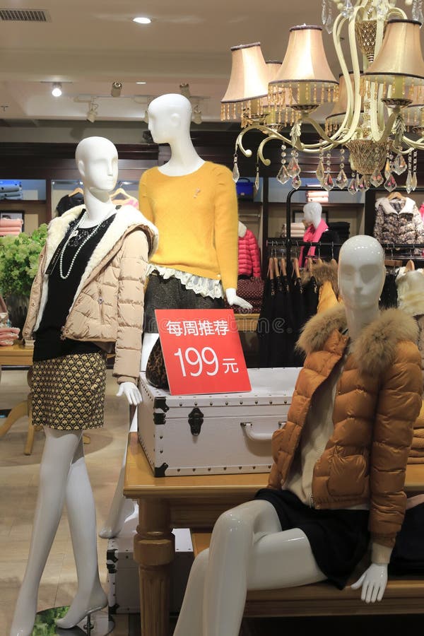 Un magasin d'habillement de femmes sur le marché de tesco image stock Un magasin d'habillement de femmes sur le marché de tesco image stock