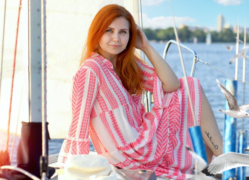 Un magnifique portrait d'une jeune fille rousse photographie stock libre de droits