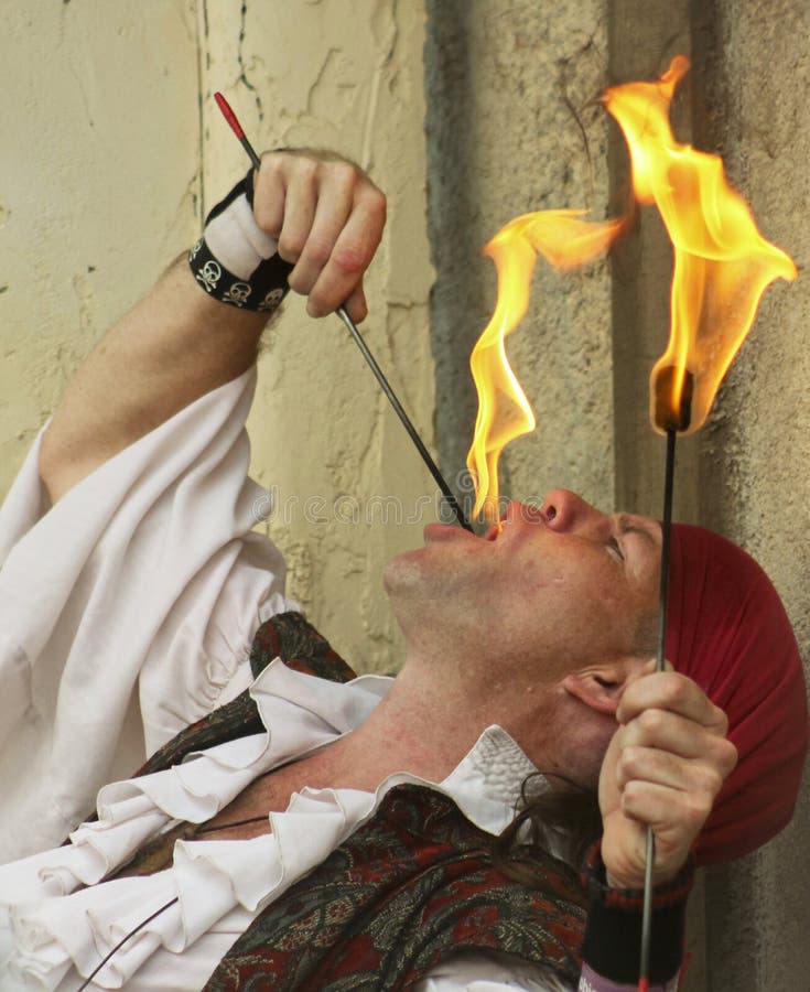 Un mangiatore di fuoco al festival di rinascita dell'Arizona immagini stock libere da diritti Un mangiatore di fuoco al festival di rinascita dell'Arizona immagini stock libere da diritti