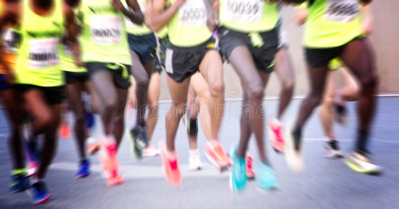 Un marathon couru sur une route urbaine image stock Un marathon couru sur une route urbaine image stock