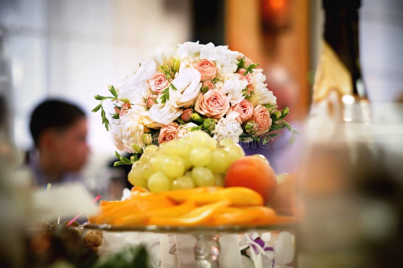 Un mazzo dei fiori con i frutti fotografie stock