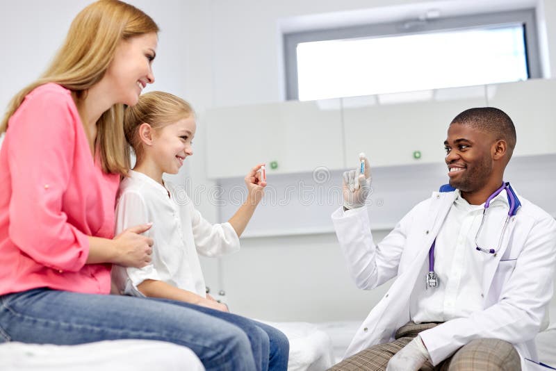 Un medico africano ha fatto una bella chiacchierata con una ragazzina con capsule colorate. Un medico nero e maschio fa una bella chiacchierata con una ragazza che le mostra delle colorate capsule moderne e le mette a disposizione il lavoro con i bambini in ospedale