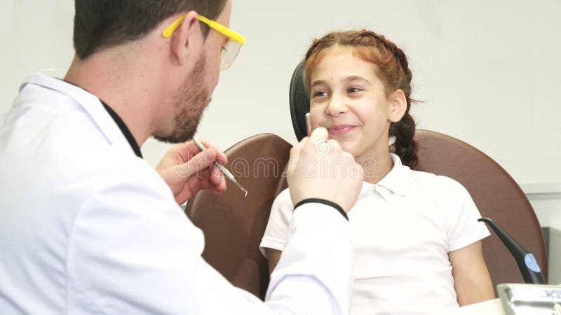Un medico gentile esamina i denti di una bambina