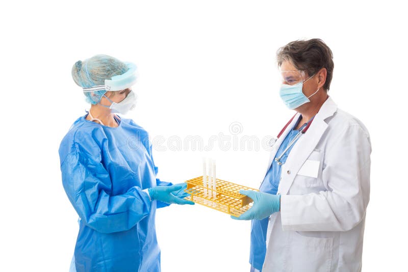 Un medico mette a disposizione un campione di patologo per le analisi immagine stock libera da diritti