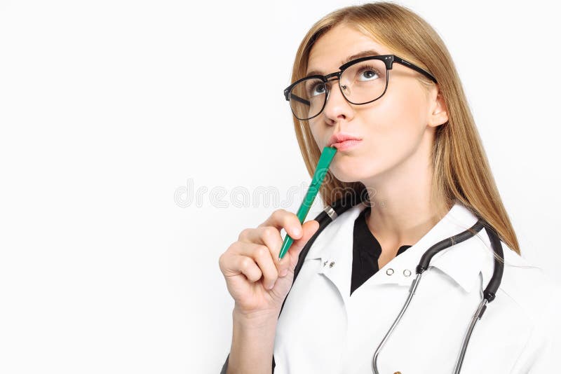 Un medico pensieroso, un interno femminile con i vetri, con uno stethosco immagine stock libera da diritti Un medico pensieroso, un interno femminile con i vetri, con uno stethosco immagine stock libera da diritti