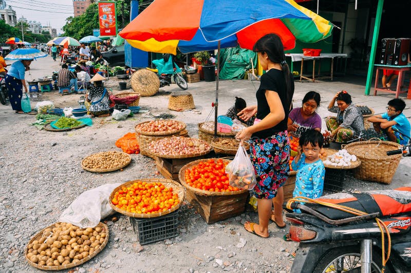 Un mercato di strada tipico a Mandalay immagini stock libere da diritti