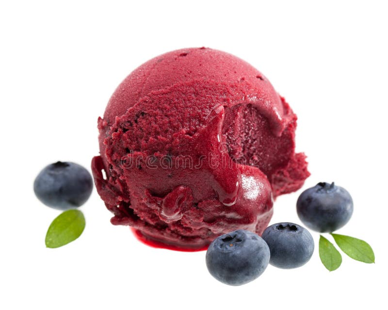 Un mestolo del gelato del mirtillo isolato su fondo bianco fotografia stock libera da diritti Un mestolo del gelato del mirtillo isolato su fondo bianco fotografia stock libera da diritti