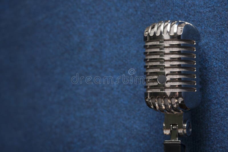 Un micr?fono vocal del estudio din?mico moderno brillante profesional en una textura azul marino elegante del fondo del vintage d imágenes de archivo libres de regalías Un micr?fono vocal del estudio din?mico moderno brillante profesional en una textura azul marino elegante del fondo del vintage d imágenes de archivo libres de regalías