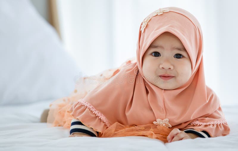 Enfant Musulman Vêtu D'un Rob Blanc Et D'une Calotte Montrant Une