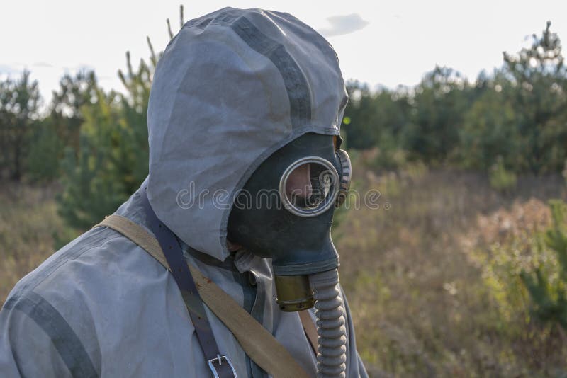 Un Militaire En Protection Chimique Et Un Masque à Gaz Mesurent Le Niveau  De Radiation Avec Un Dosimètre Dans La Nature Fumée D'un Photo stock -  Image du graphisme, fond: 255545638