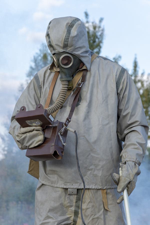 Un Militaire En Protection Chimique Et Un Masque à Gaz Mesurent Le Niveau  De Radiation Avec Un Dosimètre De Nature. Concept : Rayo Image stock -  Image du nucléaire, militaire: 255545781