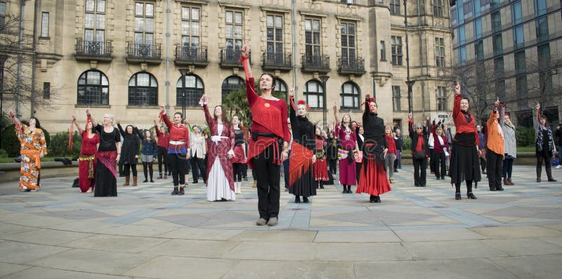 Un milliard de danse instantanée en hausse de foule à Sheffield image stock Un milliard de danse instantanée en hausse de foule à Sheffield image stock