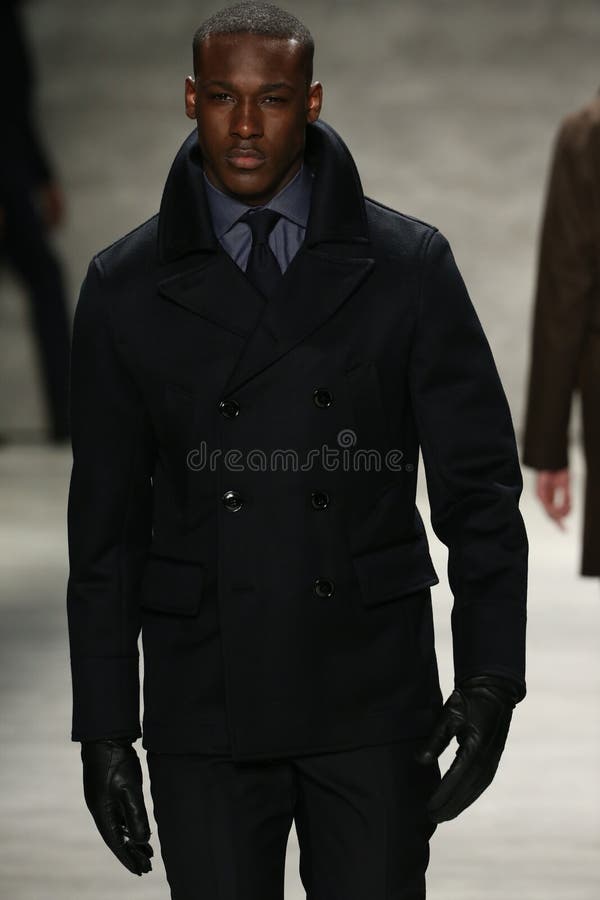 Un modelo camina la pista en el desfile de moda de Todd Snyder durante Mercedes-Benz Fashion Week Fall 2015 foto de archivo