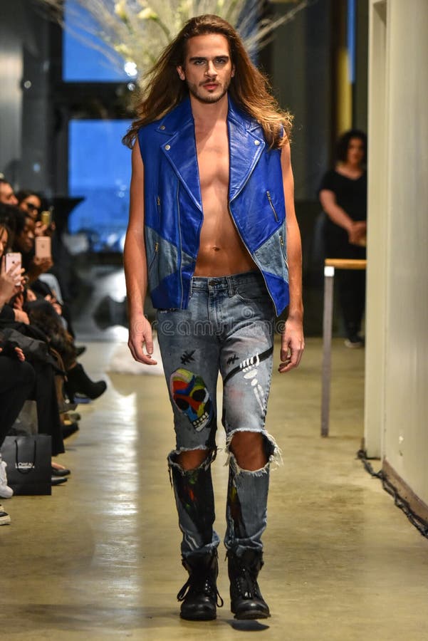 Un modelo camina la pista en la colección de la CAÍDA 2017 de Christopher Lowman Menswear imagen de archivo libre de regalías Un modelo camina la pista en la colección de la CAÍDA 2017 de Christopher Lowman Menswear imagen de archivo libre de regalías