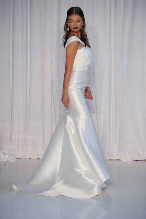 Un modelo camina la pista para la caída de la demostración de Anne Barge Bridal/la colección del invierno 2018 fotografía de archivo Un modelo camina la pista para la caída de la demostración de Anne Barge Bridal/la colección del invierno 2018 fotografía de archivo