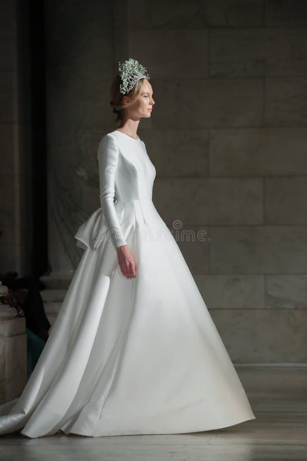 Un modelo camina la pista para la caída de la demostración de Reem Acra Bridal/la colección del invierno 2018 fotos de archivo Un modelo camina la pista para la caída de la demostración de Reem Acra Bridal/la colección del invierno 2018 fotos de archivo