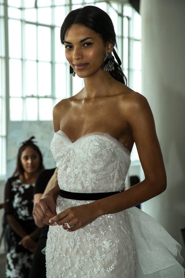 Un modelo presenta durante la presentación nupcial de la primavera de Marchesa/de las costuras del verano 2018 fotos de archivo libres de regalías
