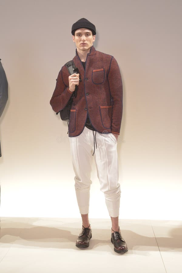 Un modelo presenta en la presentación de los hombres del otoño/del invierno 2016 de EFM fotos de archivo libres de regalías