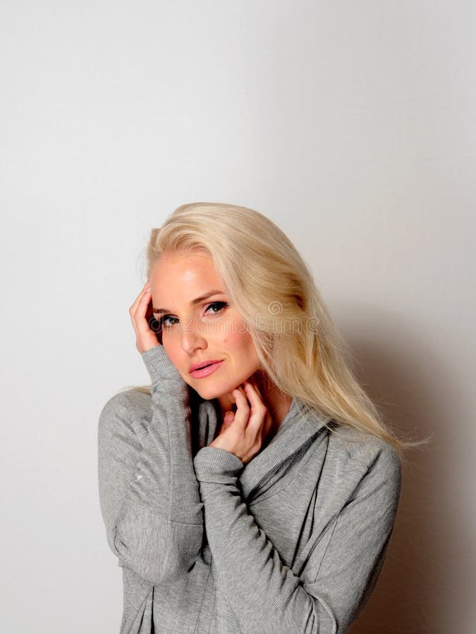 Un modèle attrayant posant dans le studio sur un fond blanc images stock