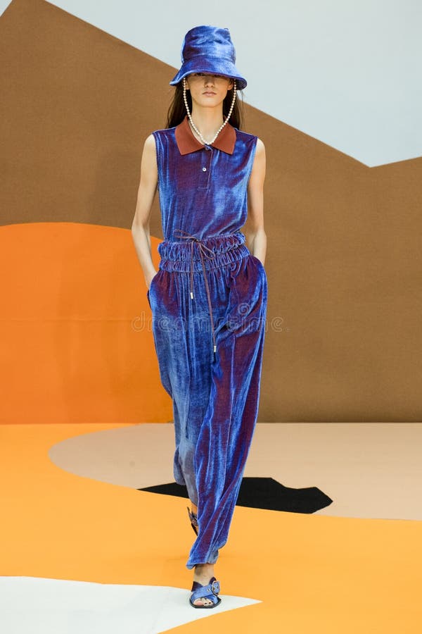 PARIS, FRANCE - 27 SEPTEMBRE : Un modèle marche la piste pendant l'Aalto conçu par exposition de Tuomas Merikoski en tant qu'élément du PFW Womenswear solides solubles 2017 le 27 septembre 2016 à Paris, France