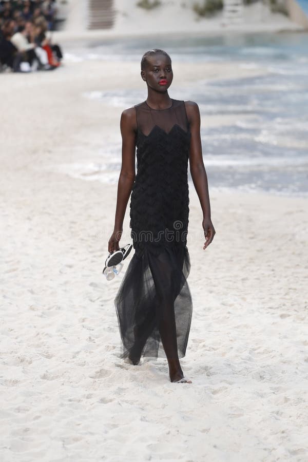 Un modèle marche la piste pendant l'exposition de Chanel en tant qu'élément du ressort de Womenswear de semaine de mode de Par photos libres de droits Un modèle marche la piste pendant l'exposition de Chanel en tant qu'élément du ressort de Womenswear de semaine de mode de Par photos libres de droits