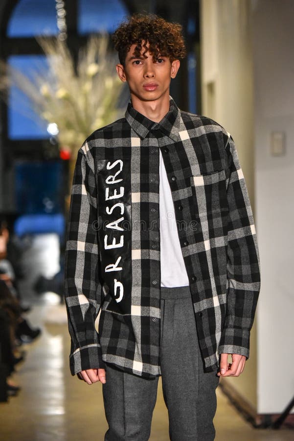 Un modèle marche la piste à la collection de la CHUTE 2017 de Christopher Lowman Menswear images libres de droits Un modèle marche la piste à la collection de la CHUTE 2017 de Christopher Lowman Menswear images libres de droits
