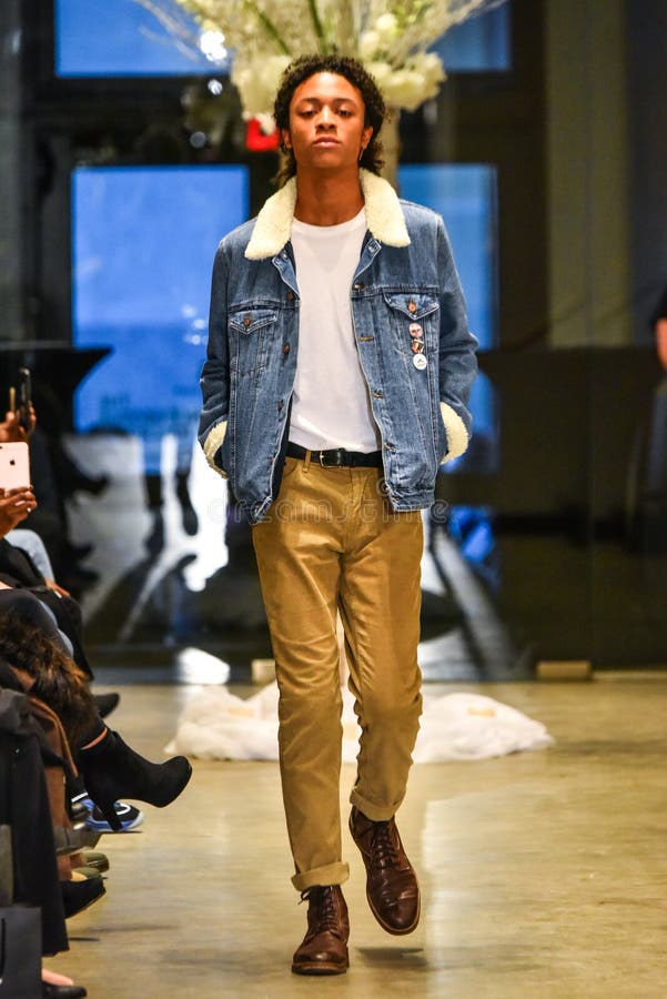 Un modèle marche la piste à la collection de la CHUTE 2017 de Christopher Lowman Menswear photos stock Un modèle marche la piste à la collection de la CHUTE 2017 de Christopher Lowman Menswear photos stock
