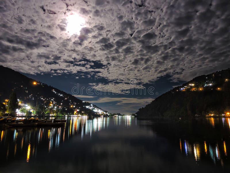 Un moment avec Nainital renversant photos stock Un moment avec Nainital renversant photos stock