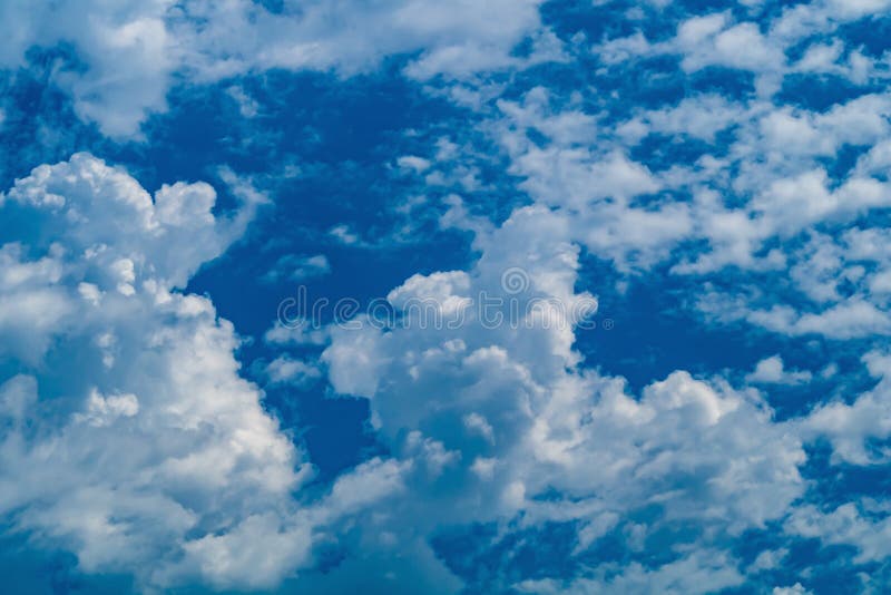 Un montón de pequeñas nubes esponjosas blancas un fondo para las obras de arte y una atmósfera de elementos de aire de sueños de l imágenes de archivo libres de regalías