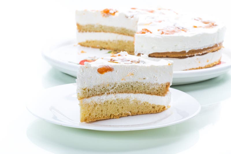 Un morceau de gâteau doux fait maison avec de la crème et les abricots en boîte photos libres de droits Un morceau de gâteau doux fait maison avec de la crème et les abricots en boîte photos libres de droits