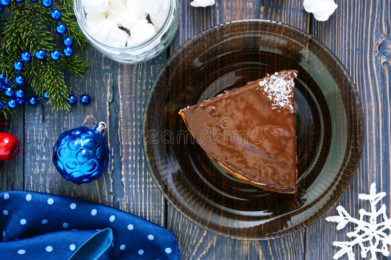 Un morceau de gâteau délicieux de deux couleurs avec des puces de chocolat et de noix de coco image stock Un morceau de gâteau délicieux de deux couleurs avec des puces de chocolat et de noix de coco image stock
