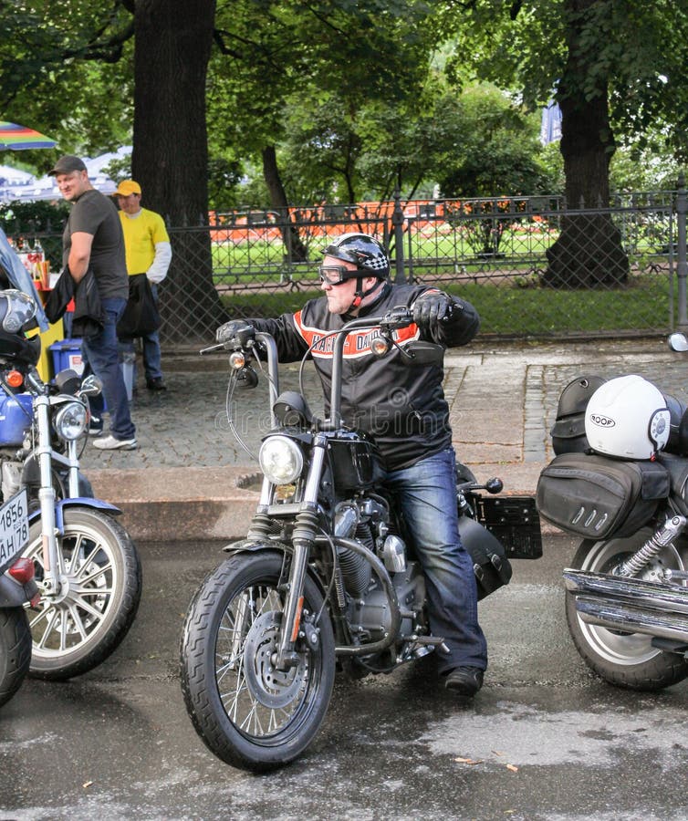 Un motociclista su un motociclo fotografia stock Un motociclista su un motociclo fotografia stock
