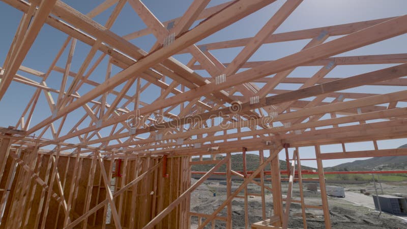 Un mouvement lent de grue du chantier de construction de nouvelles maisons en bois clips vidéos