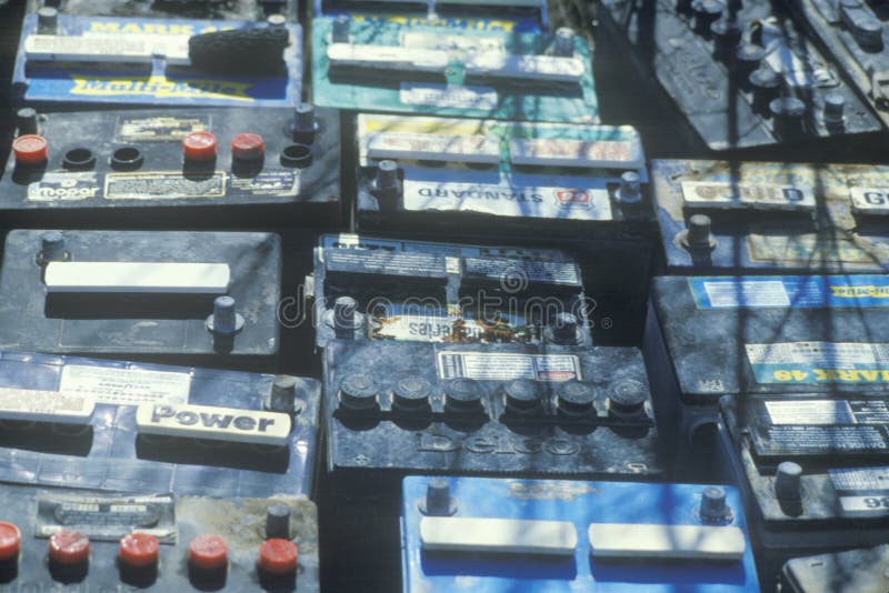 Un mucchio degli accumulatori per di automobile pronti per disposizione immagini stock Un mucchio degli accumulatori per di automobile pronti per disposizione immagini stock