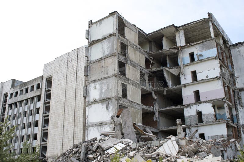 Un mucchio di detriti concreti grigi con il resti di grande costruzione distrutta Fondo immagini stock libere da diritti Un mucchio di detriti concreti grigi con il resti di grande costruzione distrutta Fondo immagini stock libere da diritti