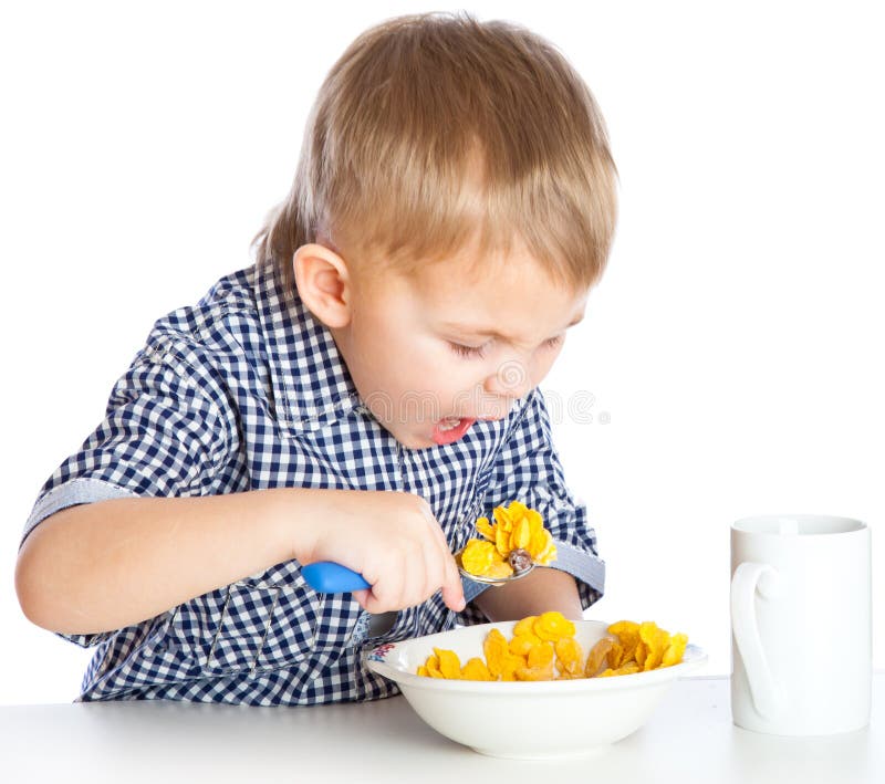 Un muchacho está comiendo el cereal de un tazón de fuente