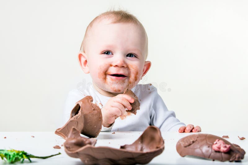 Un muchacho que come el chocolate